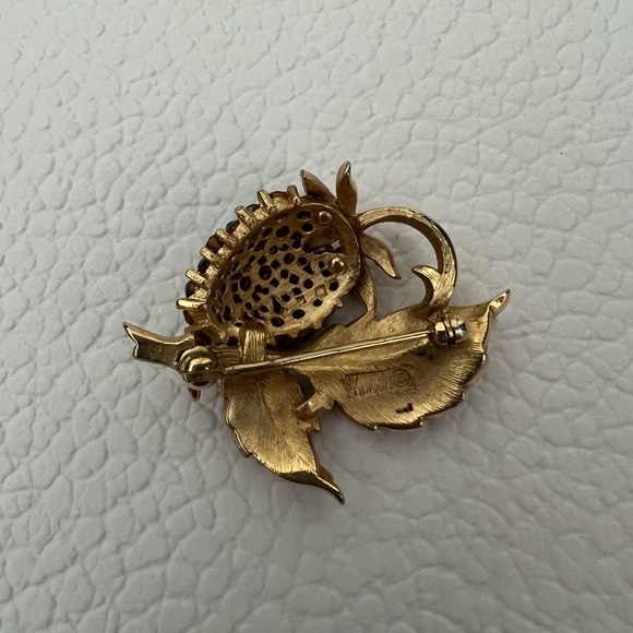 VTG CROWN TRIFARI RHINESTONE GREEN STRAWBERRY PIN BROOCH GOLD TONE - Picture 6 of 7